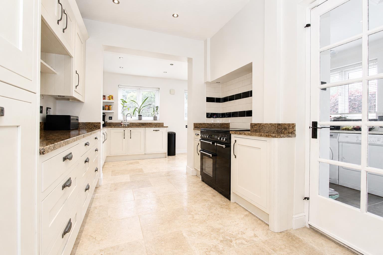 4 bed property in Farm Close, Wallington
